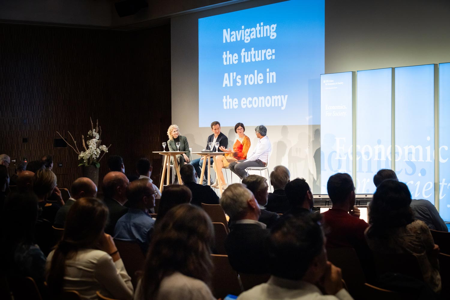 Ana Maria Montero (Business Moderator and Journalist), Prof. Gregory Crawford (Zalando and UZH), Catrin Hinkel (Microsoft Switzerland), and Prof. Sendhil Mullainathan (MIT) at the Forum for Economic Dialogue on 31 October 2024.