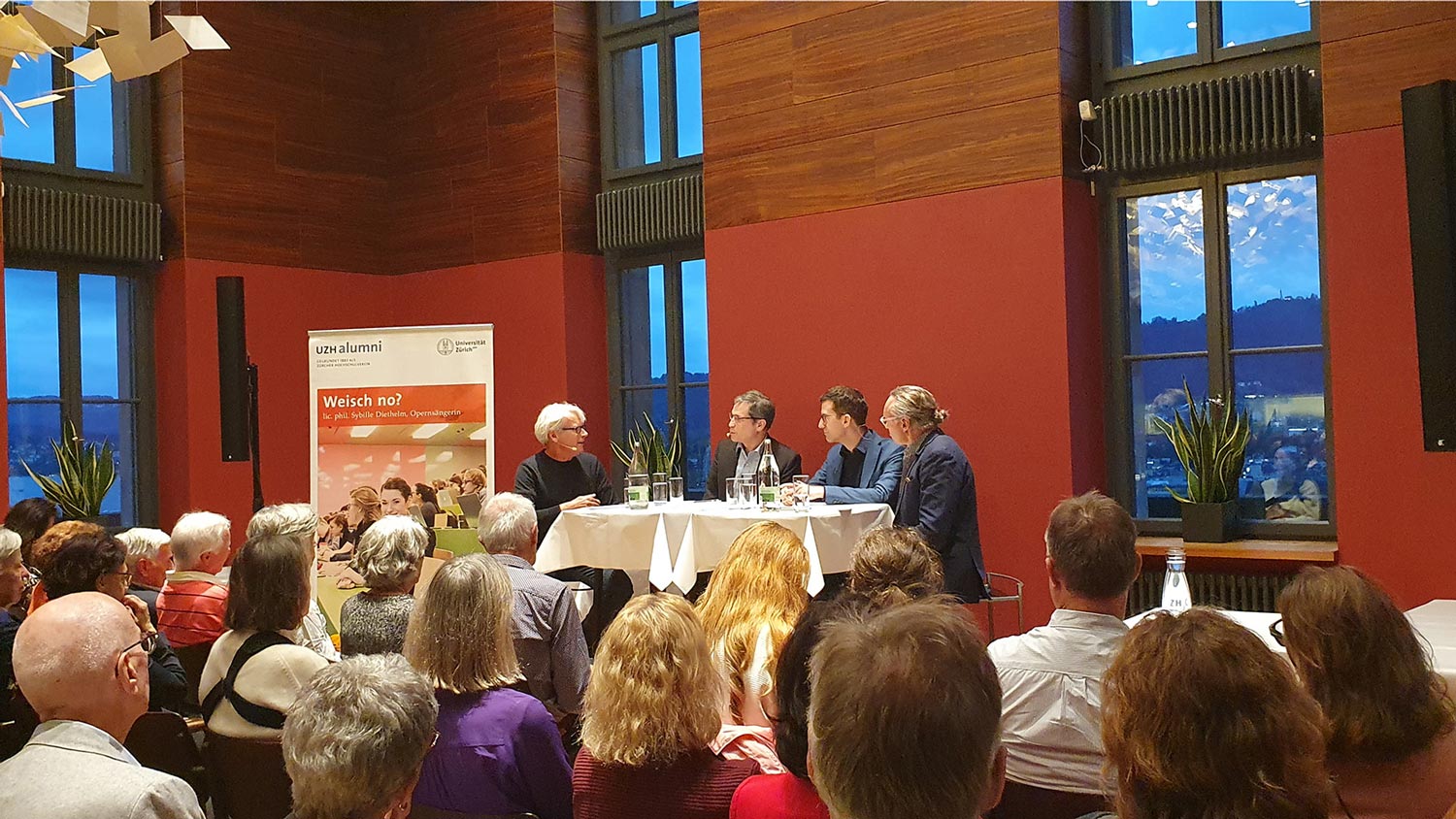 Artificial intelligence can increase efficiency in some activities, but it cannot replace entire professions. Discussion with Roger Nickl, Abraham Bernstein, David Dorn, and Thomas Gull (from left). Image: UZH alumni