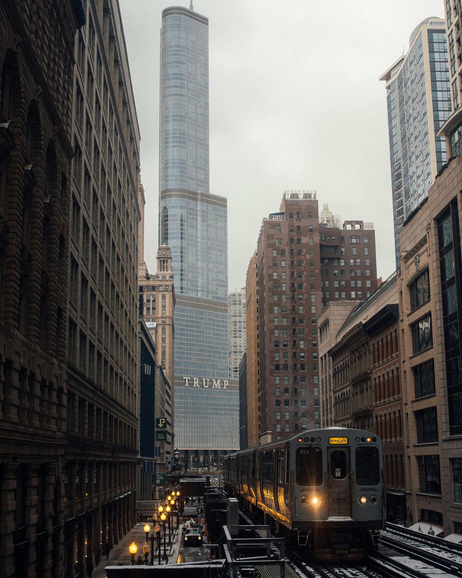 Trump Tower in Chicago, USA. Image via Kieran / unsplash.