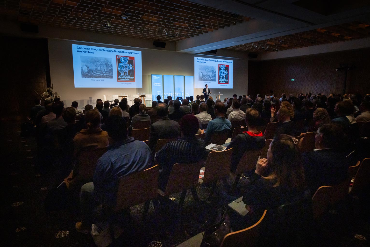 David Dorn delivering his keynote at Careum Auditorium in Zurich. Image: Ueli Christoffel / UBS Center